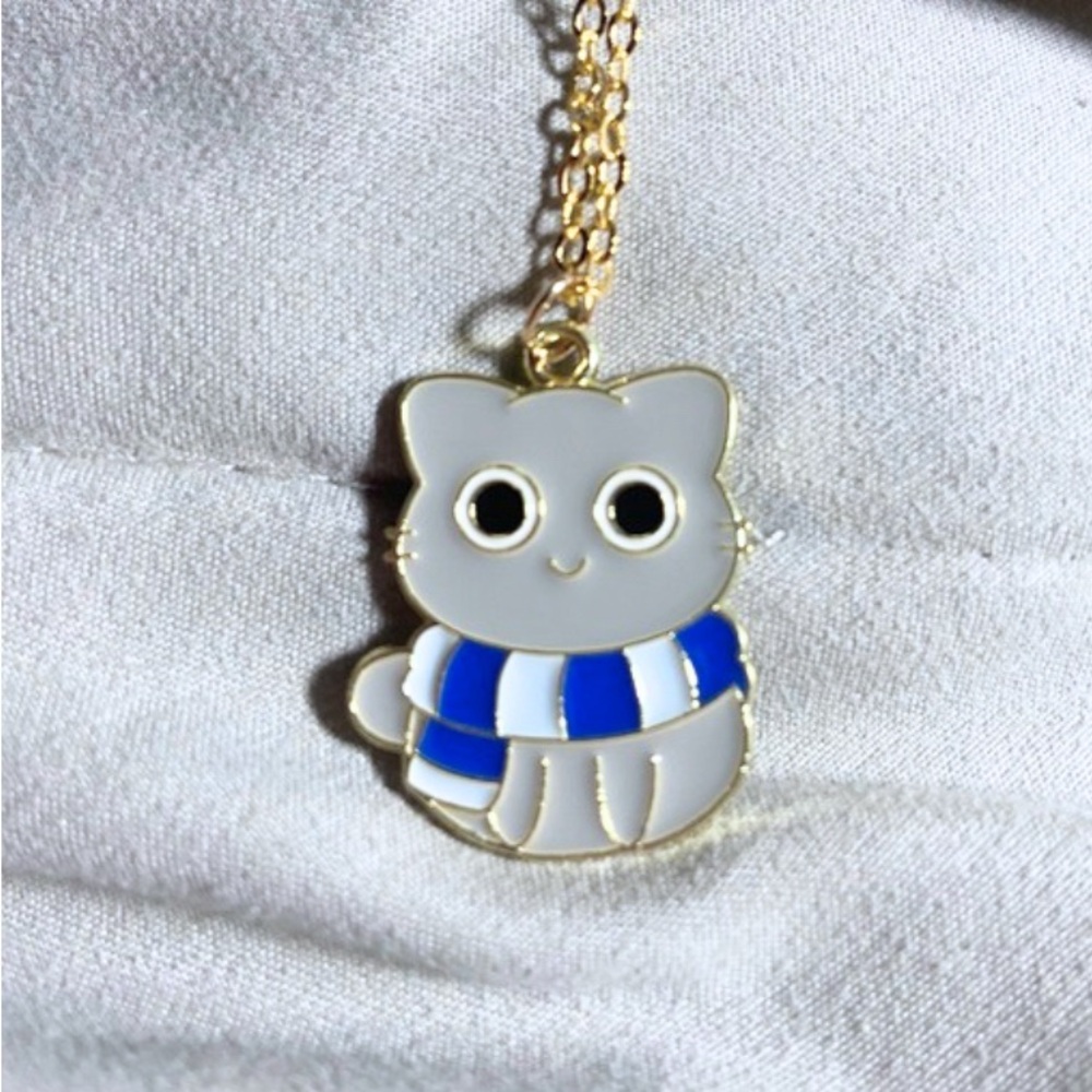 Necklace Harry Potter Gray Cat Ravenclaw Scarf Gold Tone and Enamel Hogwarts